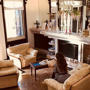 La Maison Royale Bed & Breakfast